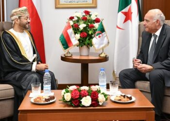 السيد وزير الخارجية يبحث تعزيز التعاون مع نظيره الجزائري