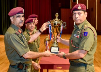 قائدُ الحرس السُّلطاني العُماني يكرم عددًا من المجيدين