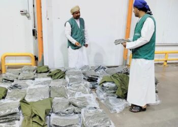 ضبط مؤسسة تجارية تبيع وتوزع ملابس عسكرية محظورة