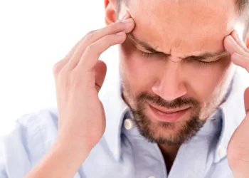 الصداع خلال الحر الشديد.. طبيب أعصاب يكشف الأسباب 