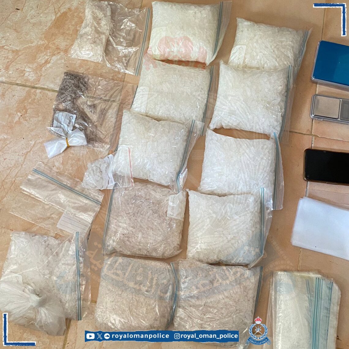 ضبط شخصين بتهمة حيازة كمية من مخدر الكريستال