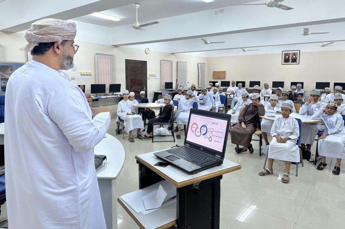 “العُمانية لحقوق الإنسان” تنفذ فعاليات توعوية في 13 مركزا صيفيا للطلاب