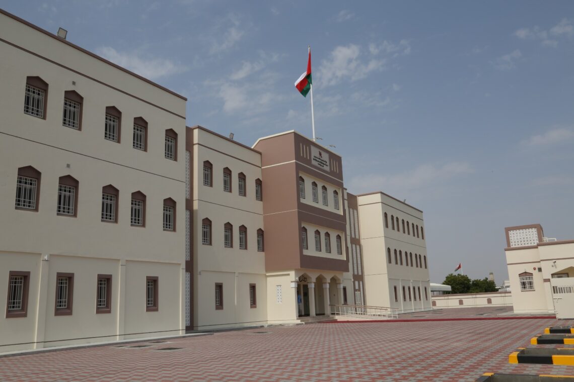 “التربية والتعليم” تتسلم مبنى مدرسة حمود بن عزان البوسعيدي في بركاء