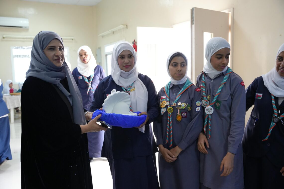 بمشاركة وفد كويتي.. ختام المخيم الكشفي للمرشدات والمتقدمات في ظفار