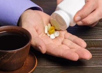 تهدد صحتك.. أدوية احذر تناولها تزامنًا مع شرب القهوة