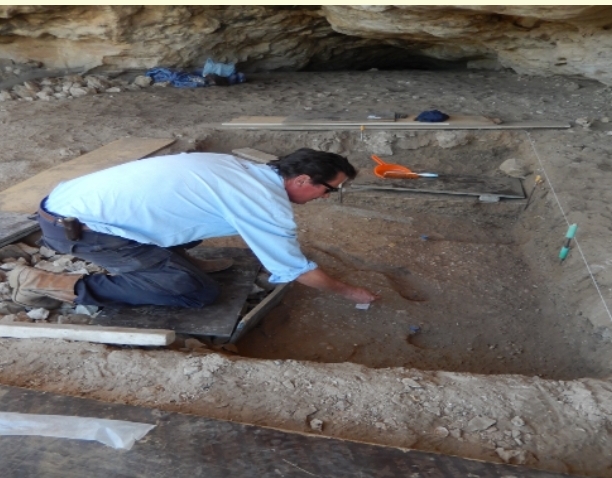 تعود للعصر الحجري القديم.. شواهد استيطان في “كهف ناطف” بظفار