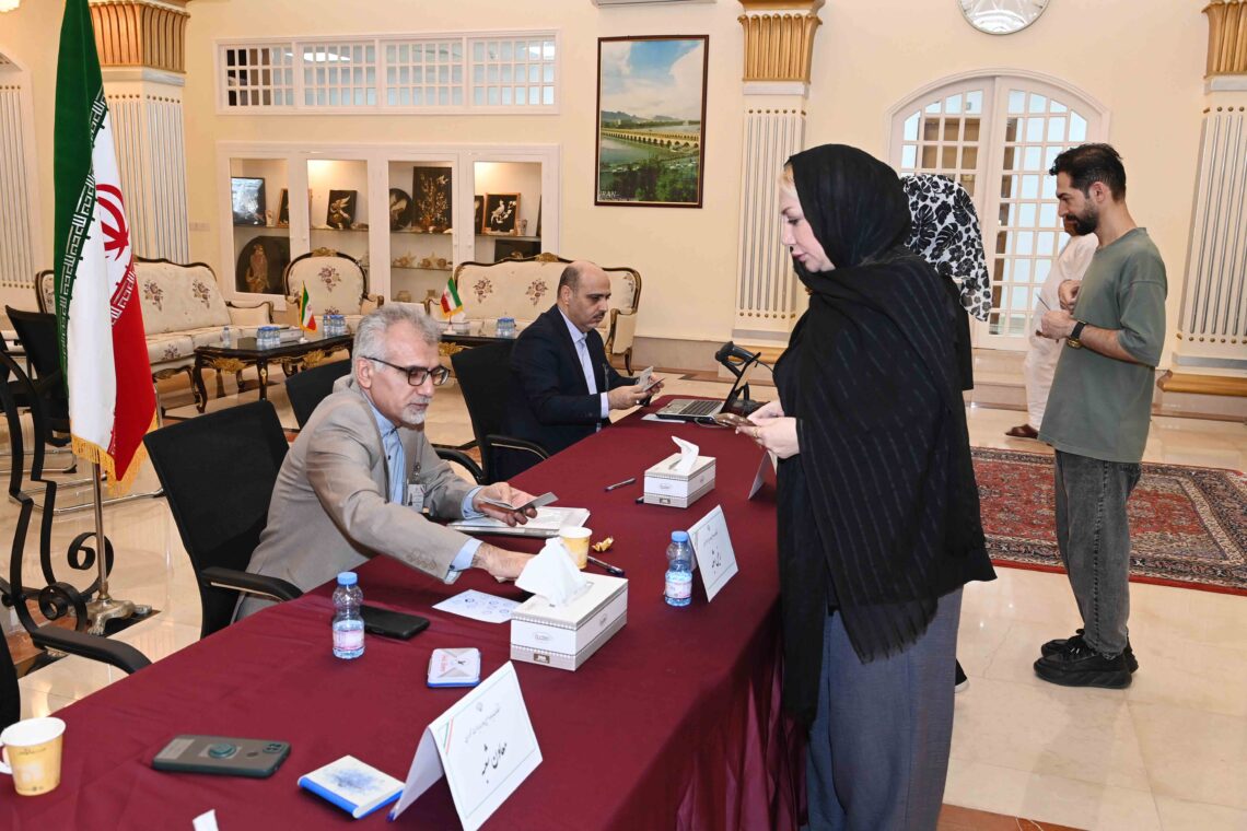 الناخبون الإيرانيّون المُقيمون في سلطنة عُمان يُدلون بأصواتهم في الجولة الثانية من الانتخابات الرئاسية