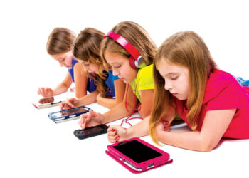 لصحة طفلك.. إليك عدد الساعات المناسبة لاستخدام الأجهزة الإلكترونية 