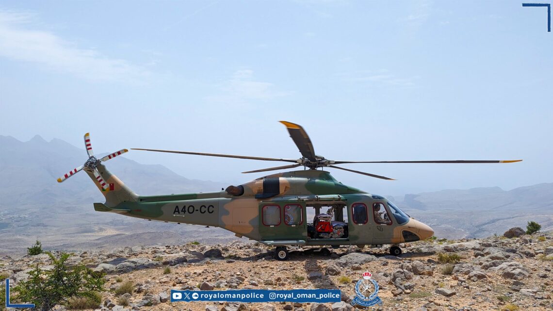 طيران الشرطة ينقل مواطنا مريضا من جبل الكور إلى مستشفى نزوى