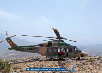 طيران الشرطة ينقل مواطنا مريضا من جبل الكور إلى مستشفى نزوى