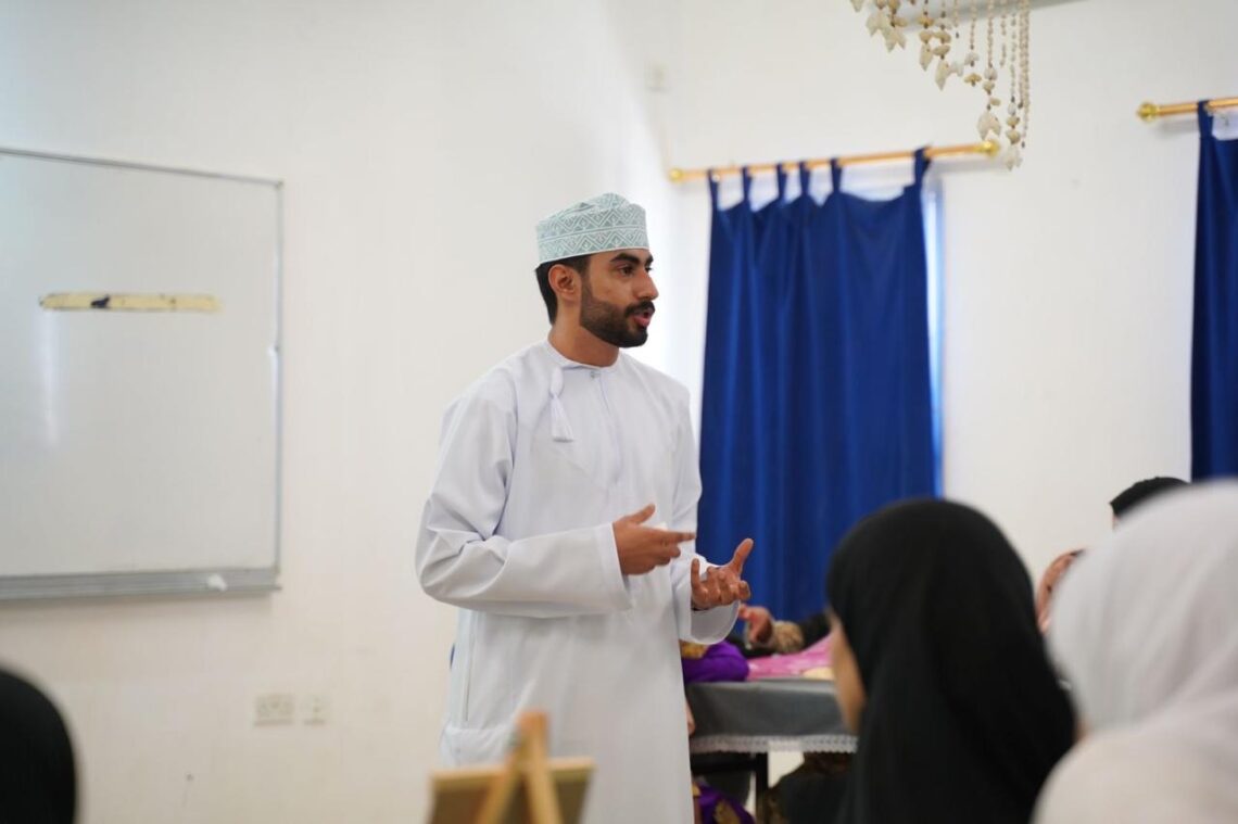 مشاركة 25 طالبة في ورشة “كتابة المقال” ضمن فعاليات “همم وقيم” بعبري