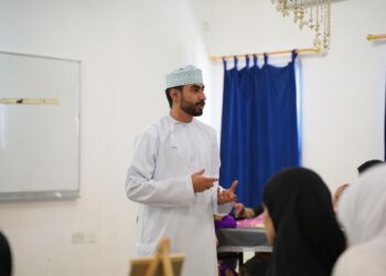 مشاركة 25 طالبة في ورشة “كتابة المقال” ضمن فعاليات “همم وقيم” بعبري