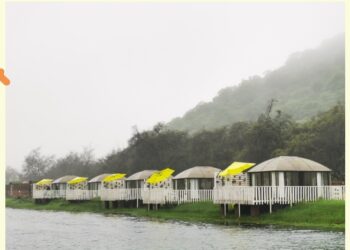 أكواخ دربات.. إضافة سياحية للاستمتاع بهطول الرذاذ على ضفاف الوادي