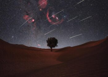 ‏سماء ‎سلطنة عُمان تشهد ظاهرة تساقط زخات ‎شهب البرشاويات