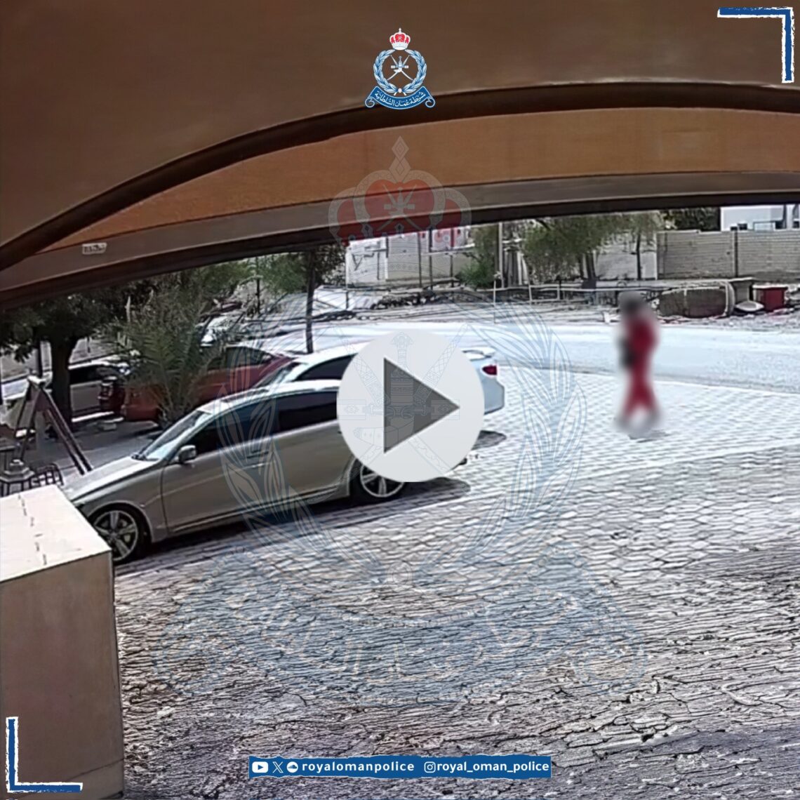 القبض على شخصين بتهمة سرقة 5 مركبات في مسقط