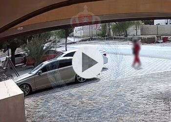 القبض على شخصين بتهمة سرقة 5 مركبات في مسقط