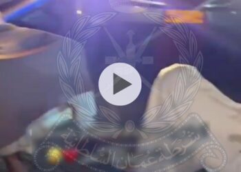 “الشرطة” تستوقف عددا من المواطنين بسبب تعطيل حركة المرور في شناص