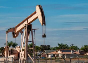 النفط يحافظ على مكاسبه بدعم من التوتر في الشرق الأوسط