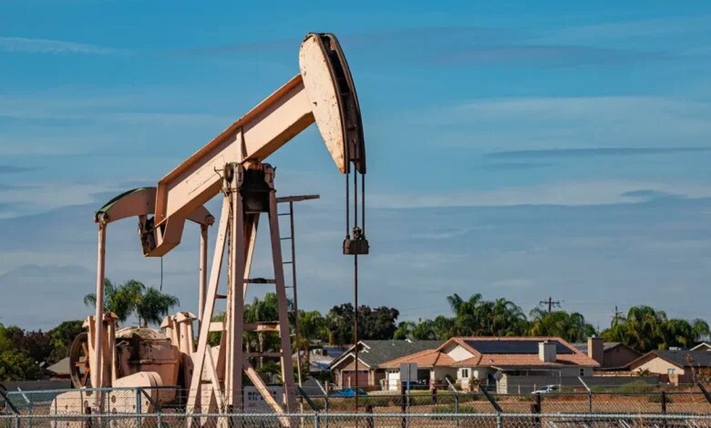 النفط يحافظ على مكاسبه بدعم من التوتر في الشرق الأوسط