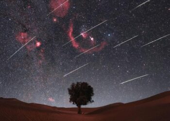 سماء سلطنة عمان تشهد ظاهرة تساقط زخات شهب البرشاويات