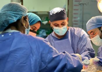 المستشفى السُّلطاني ينجح في إجراء عملية جراحية معقدة باستخدام المنظار الجراحي