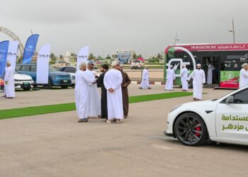 افتتاح معرض المركبات الكهربائية لزوار خريف ظفار