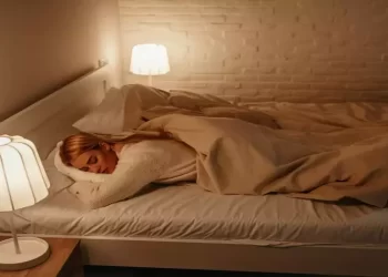 دراسة: الإضاءة الليلية الشديدة تزيد خطر  الإصابة بهذا المرض