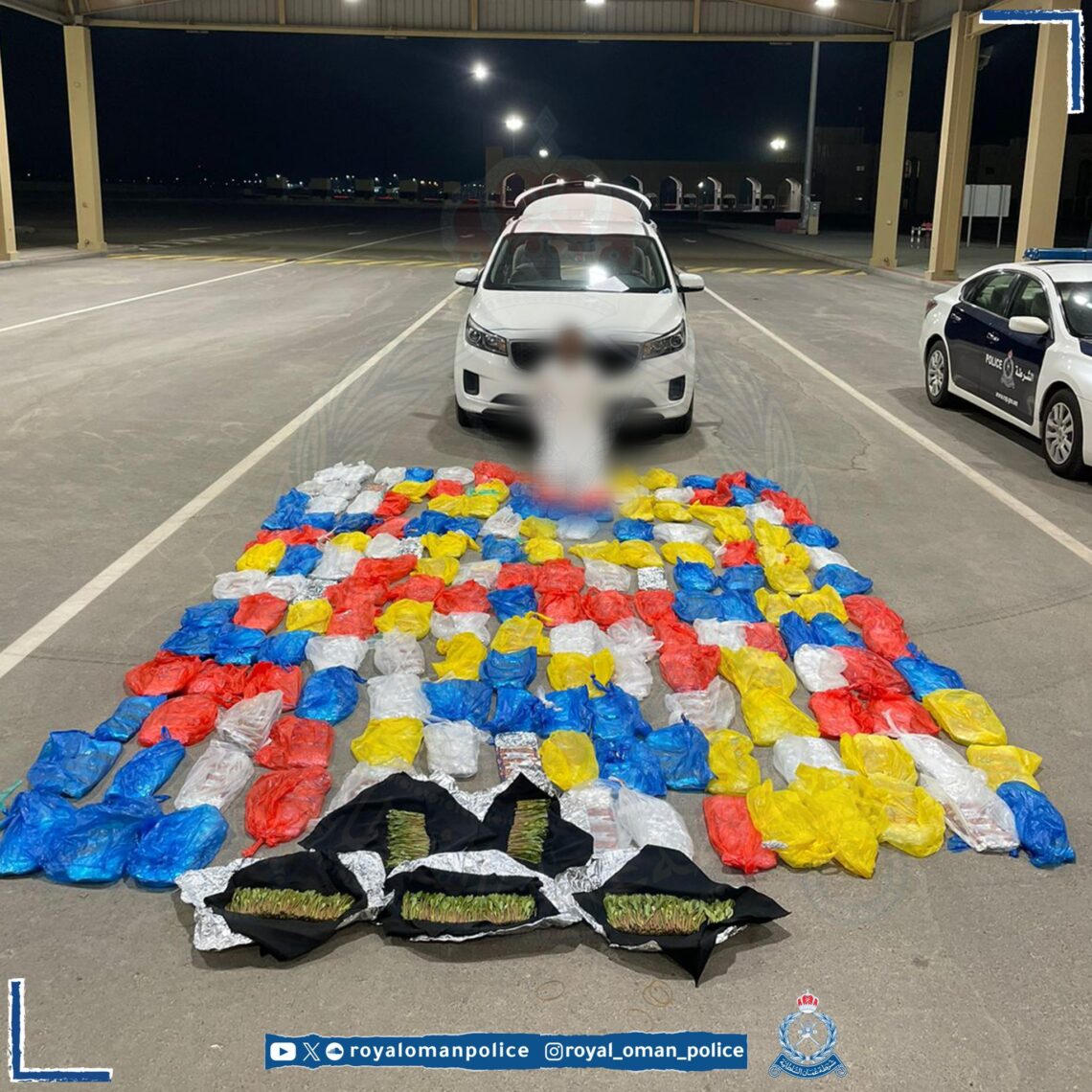 القبض على شخص بتهمة حيازة كمية كبيرة من المواد المخدرة في البريمي