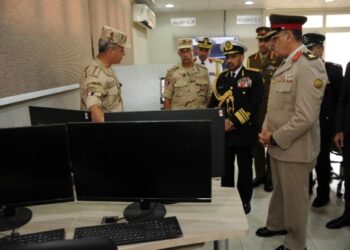 رئيس أركان قوات السلطان المسلحة يلتقي مسؤولًا عسكريًا مصريًا