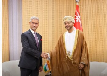 وزير الخارجية يلتقي بنظيره الهندي