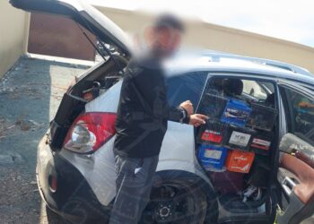 ضبط 5 أشخاص بتهمة سرقة بطاريات السيارات في شمال الباطنة