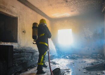 عاجل .. وفاة شخصين نتيجة حريق شب في منزل بالسيب