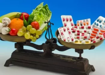 طبيب يحذر من تناول الطعام مباشرة بعد شرب هذا الدواء