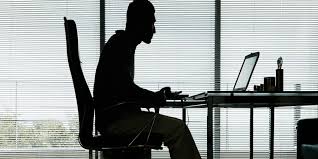 الجلوس لفترات طويلة.. المخاطر والوقاية