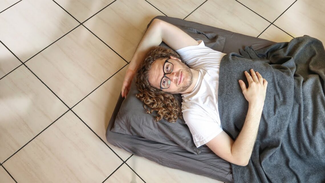النوم على الأرض.. الفوائد والأضرار