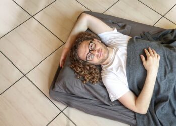 النوم على الأرض.. الفوائد والأضرار