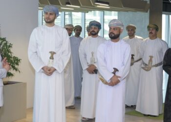 السيد بلعرب بن هيثم يزور مختبرات عمانتل للابتكار