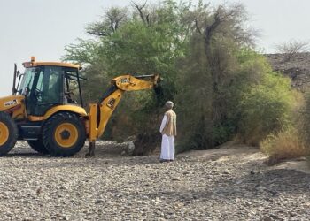 إطلاق حملة إزالة الغاف البحري بولاية عبري