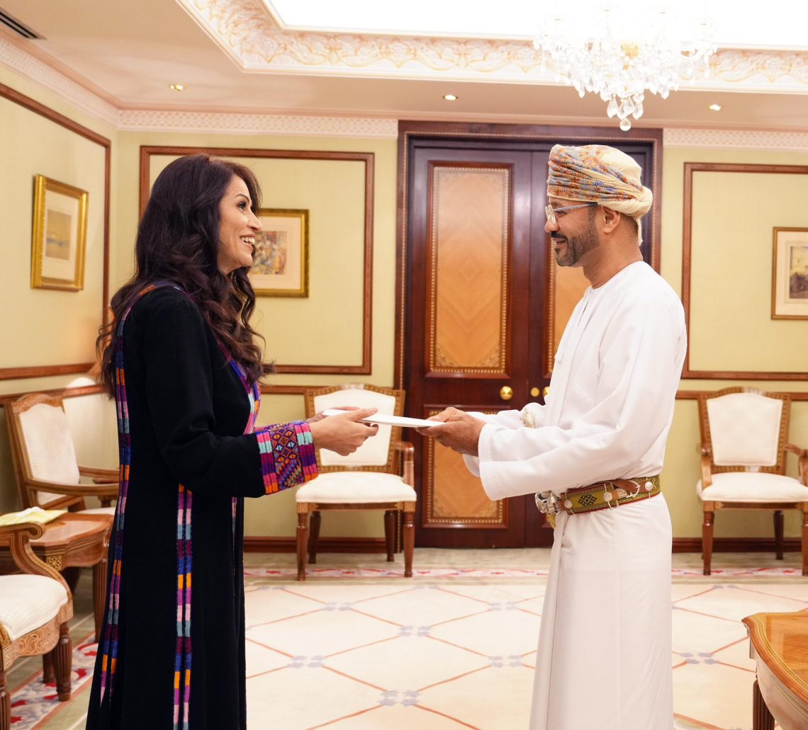 السيد بدر البوسعيدي يتسلم نسخة من أوراق عدد من السفراء