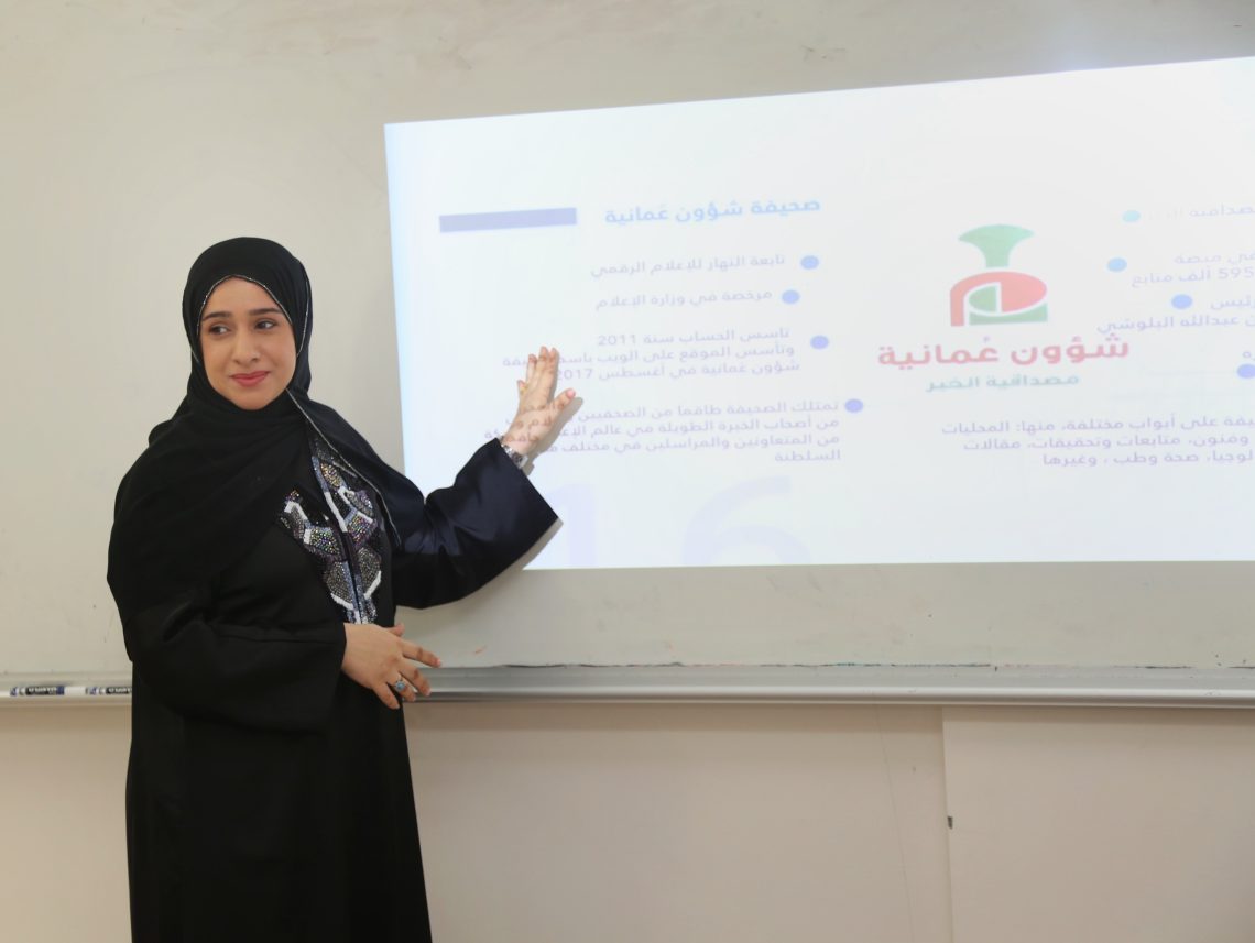 حلقة عمل حول “أسس الكتابة الصحفية” بمدرسة أم بردة الأنصارية في مسقط