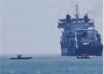 توضيح حول ما يتداول عن وجود سفينة صيد تجاري بقرب شاطئ الدهاريز