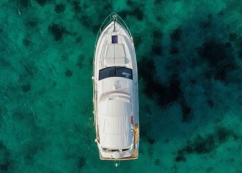 السياحة عبر اليخوت.. تجارب استثنائية لاستكشاف الحياة البحرية في سواحل سلطنة عمان