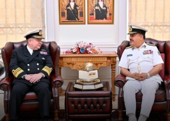 كبير مستشاري وزارة الدفاع البريطانية لشؤون الشرق الأوسط يزور كلية الدفاع الوطني