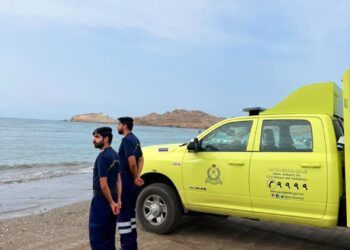 احتجاز ثلاثة أشخاص داخل مركبتهم في مجرى واد بصور