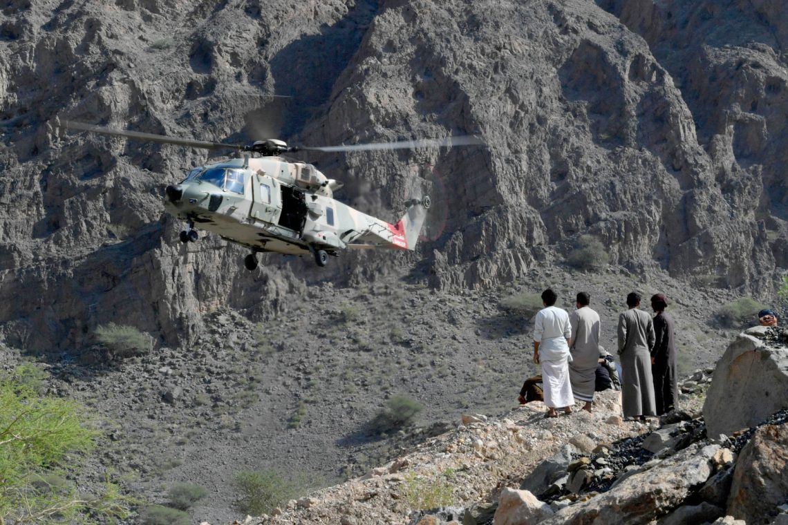 “سلاح الجو السلطاني” ينقل مواد استهلاكية لإحدى القرى في قريات