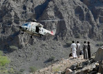 “سلاح الجو السلطاني” ينقل مواد استهلاكية لإحدى القرى في قريات