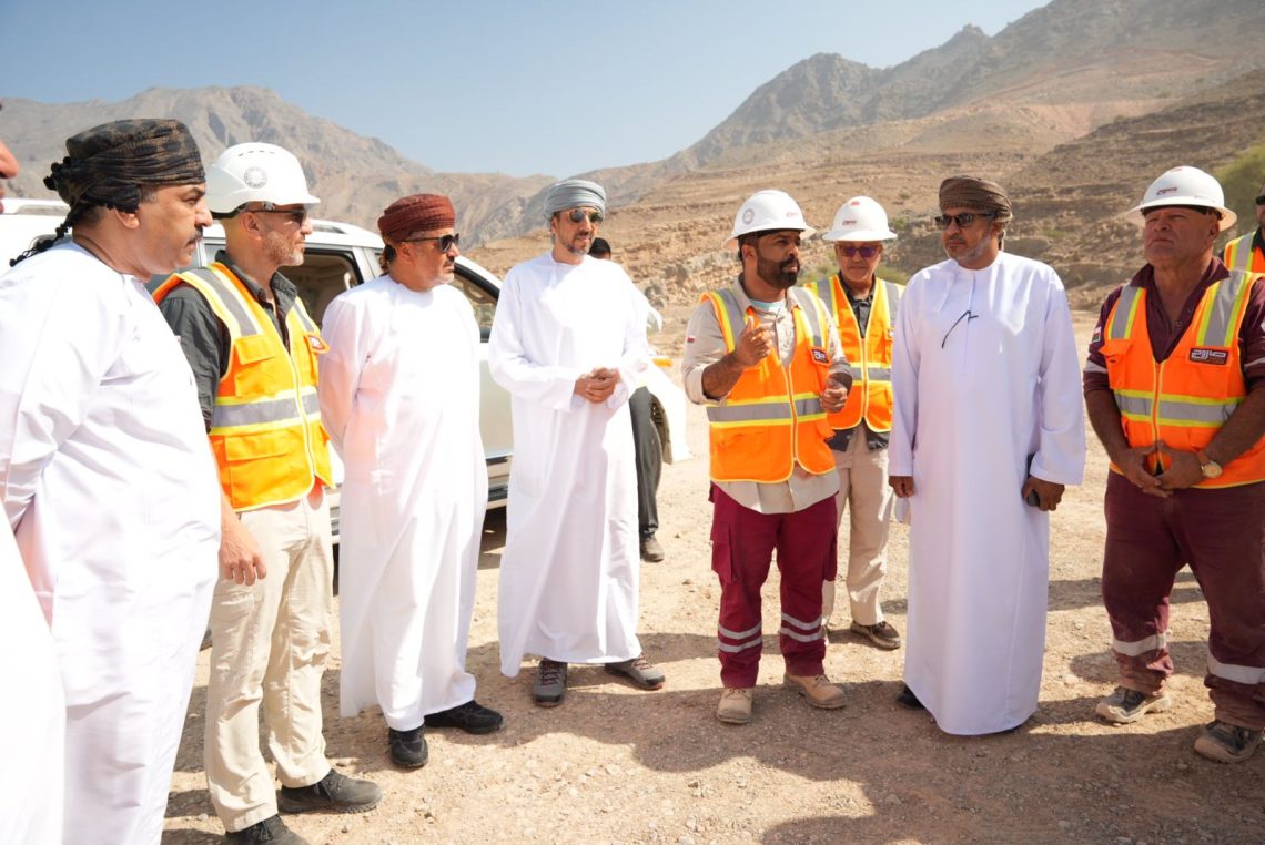 وزير “النقل” يتابع أعمال مشروع طريق “دبا-ليما-خصب”