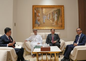 رئيس جهاز الاستثمار العُماني يستقبل مسؤولًا كمبوديًّا
