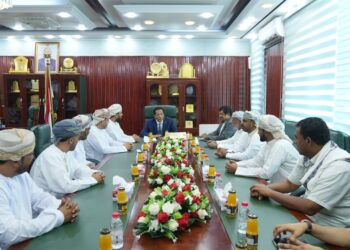 وفد تجاري عُماني يبحث تعزيز العلاقات التجارية مع محافظة المهرة