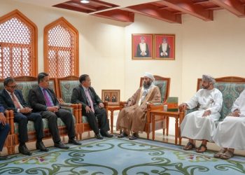 الشيخ كهلان الخروصي يستقبل مسؤولًا كمبوديًّا